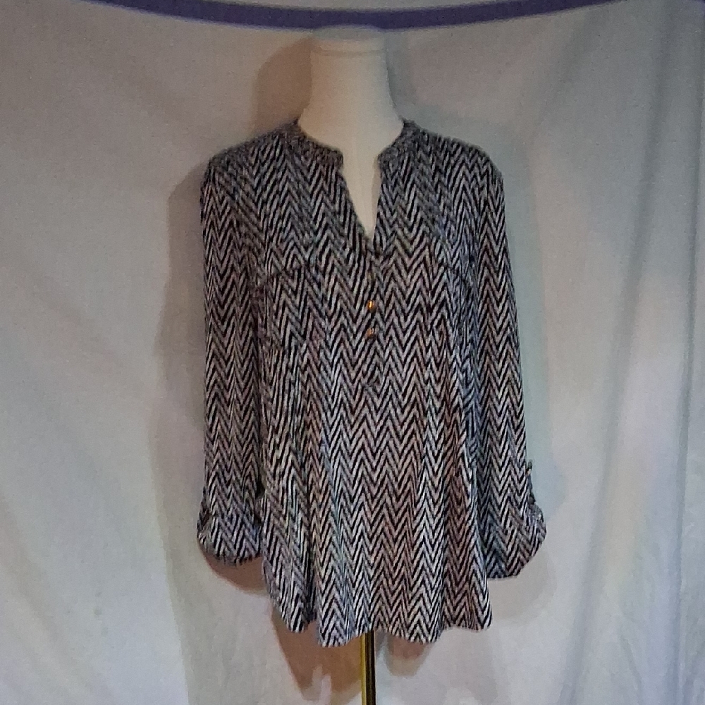 Chevron Patterned Women's Top - Black and White Pockets On The Bust. Button Down